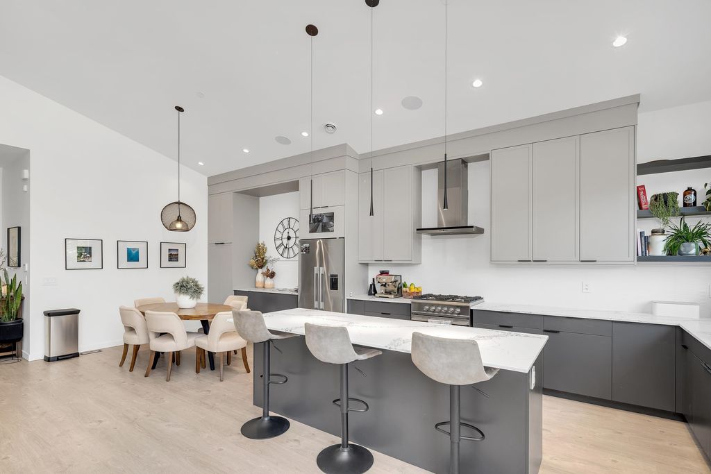 listing image 1106717984613461880