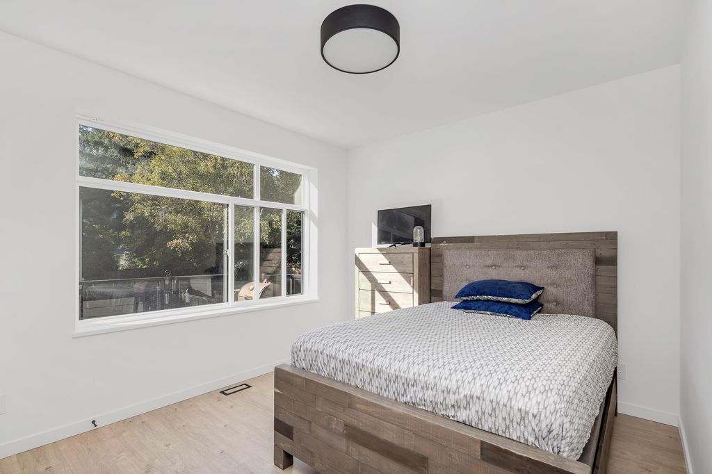 listing image 1109128503387344095