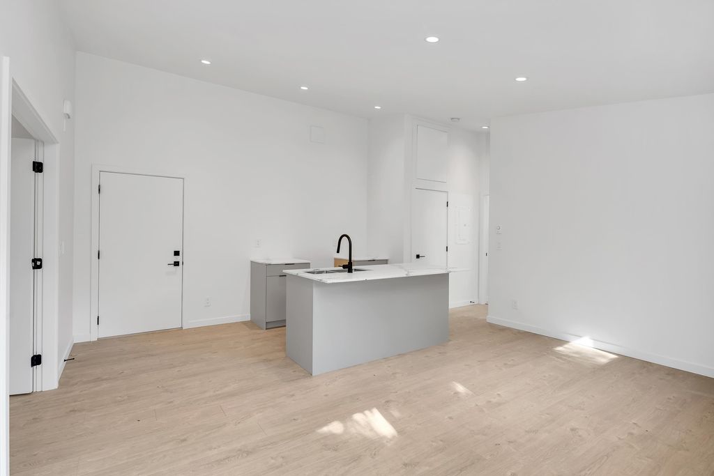 listing image 1103342841903497193