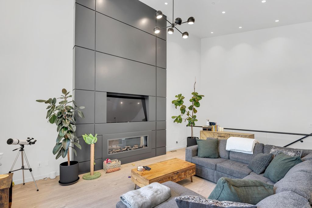 listing image 1101007726046376849