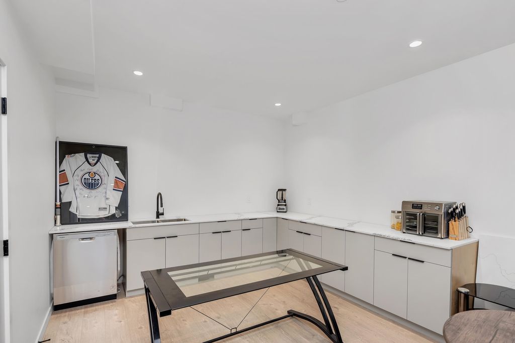 listing image 1104503917372728055