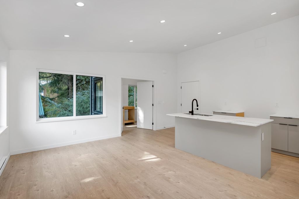 listing image 1102110378585865382