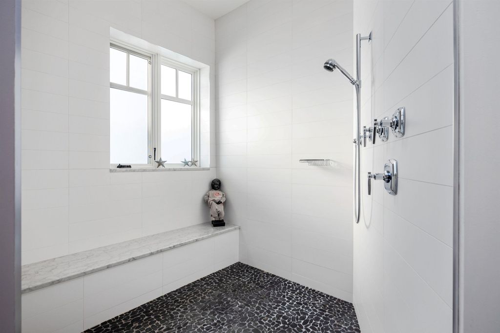 listing image 1104889512873294758