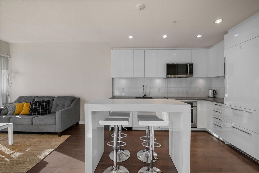 listing image 1102875791341315408