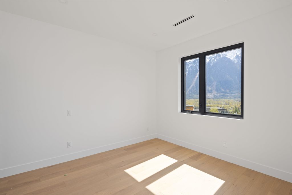 listing image 1104924394546353843