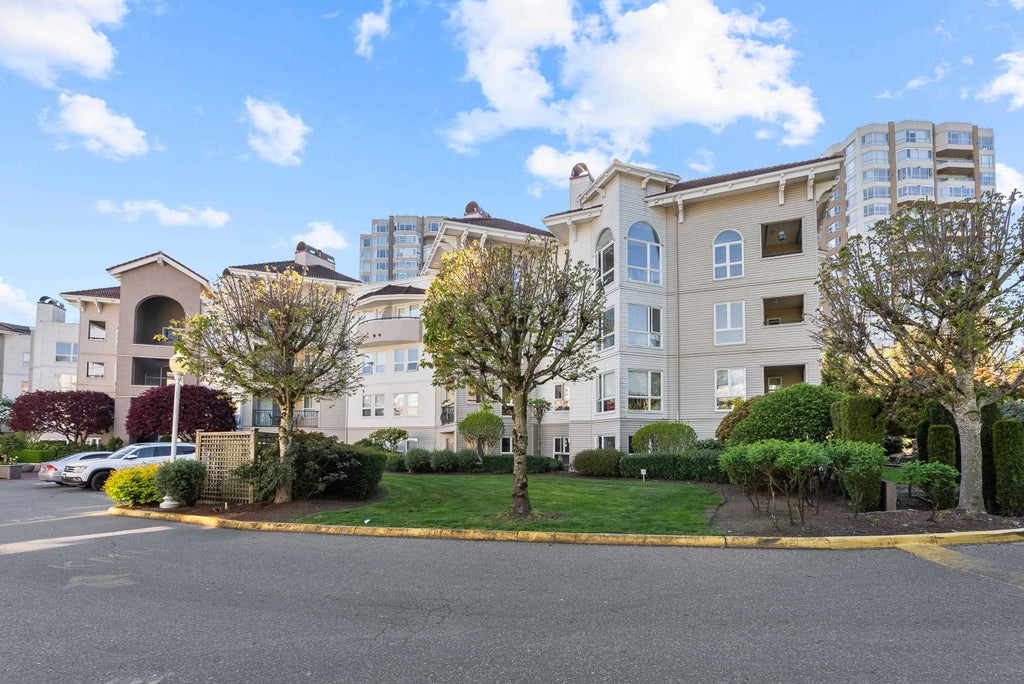 Photo of 3172 Gladwin Road #206, Abbotsford, BC V2T 5T3 (MLS # R3140369)