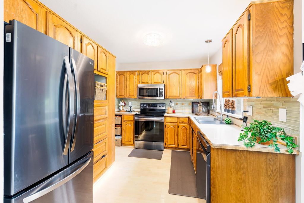 listing image 1102090590608444177