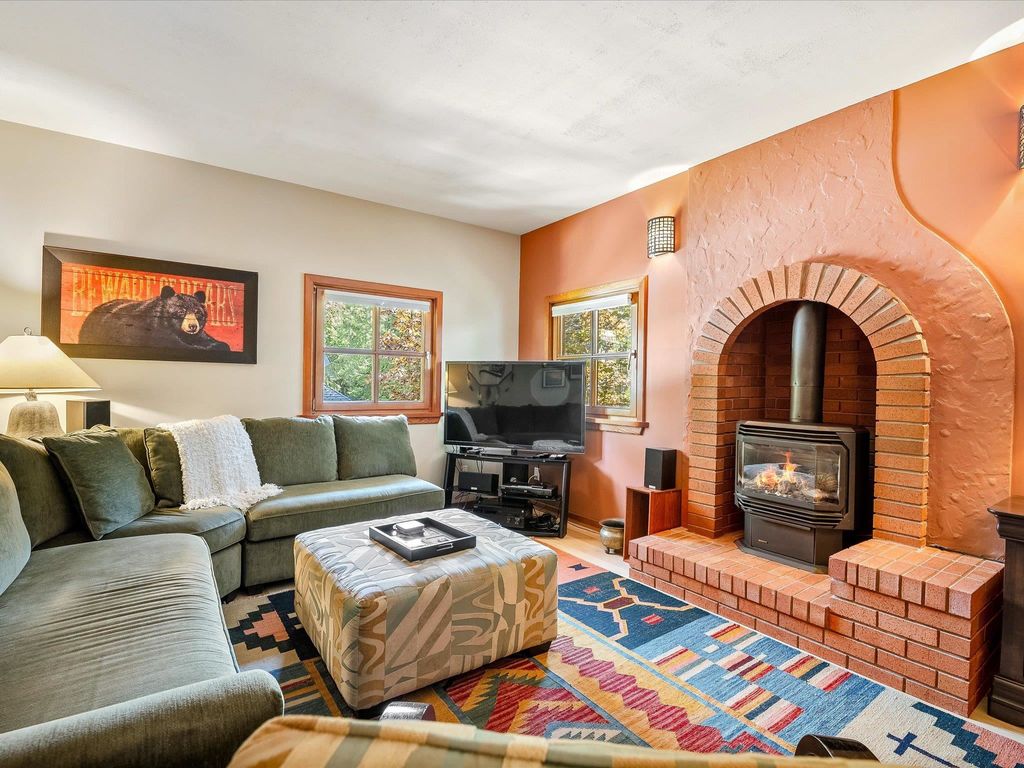 listing image 1102902802890892218