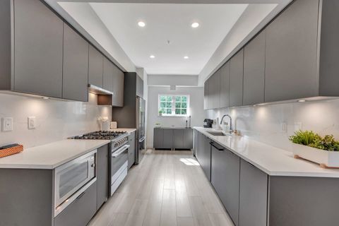 678 Fairview Street 207 Coquitlam BC V3J 0N1