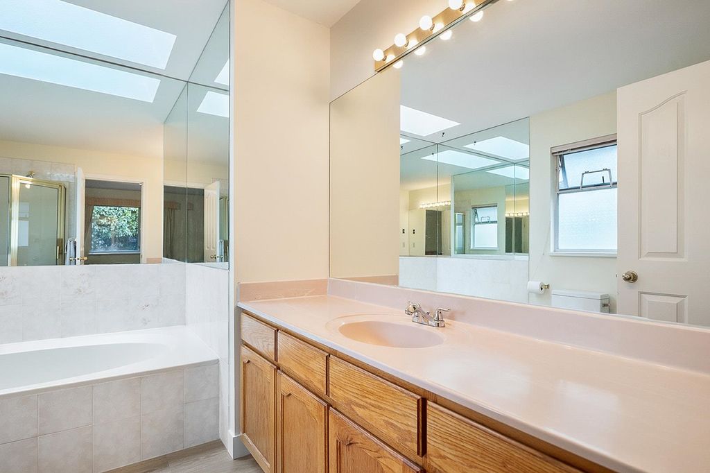 listing image 1106460354095892158
