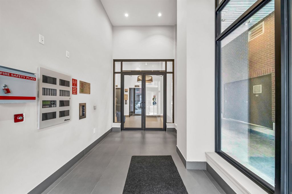 listing image 1101116706211896864