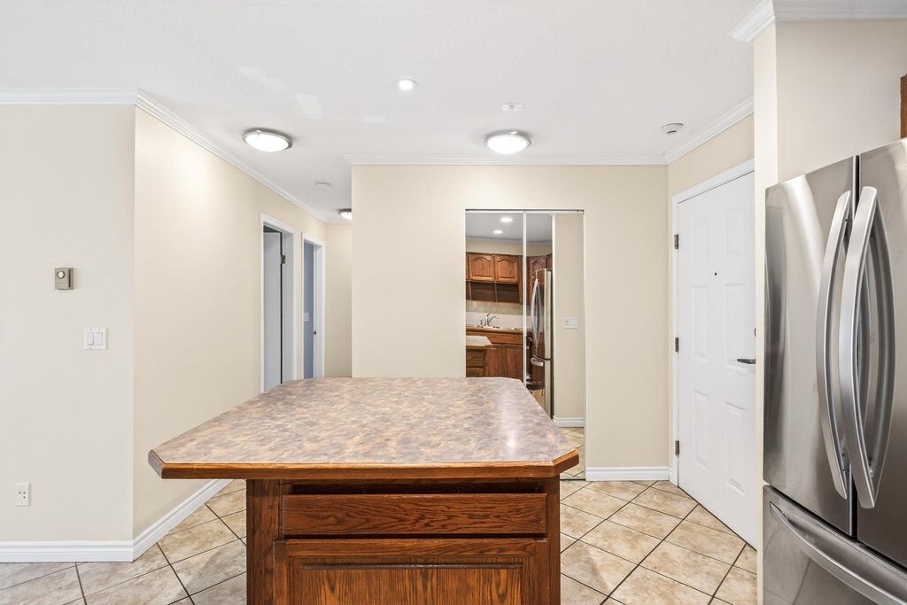 listing image 1103941250102670527