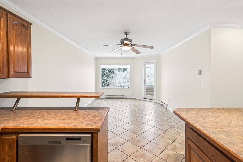 listing image 1101536154632342400