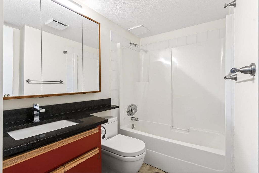 listing image 1105735324374307656