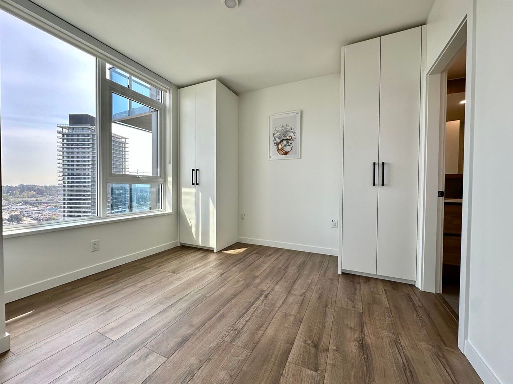 listing image 1104015256238557055