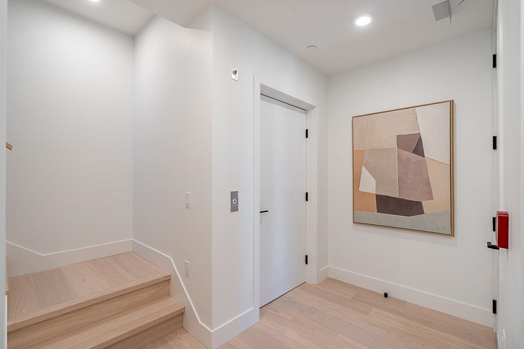 listing image 1105637560682804860