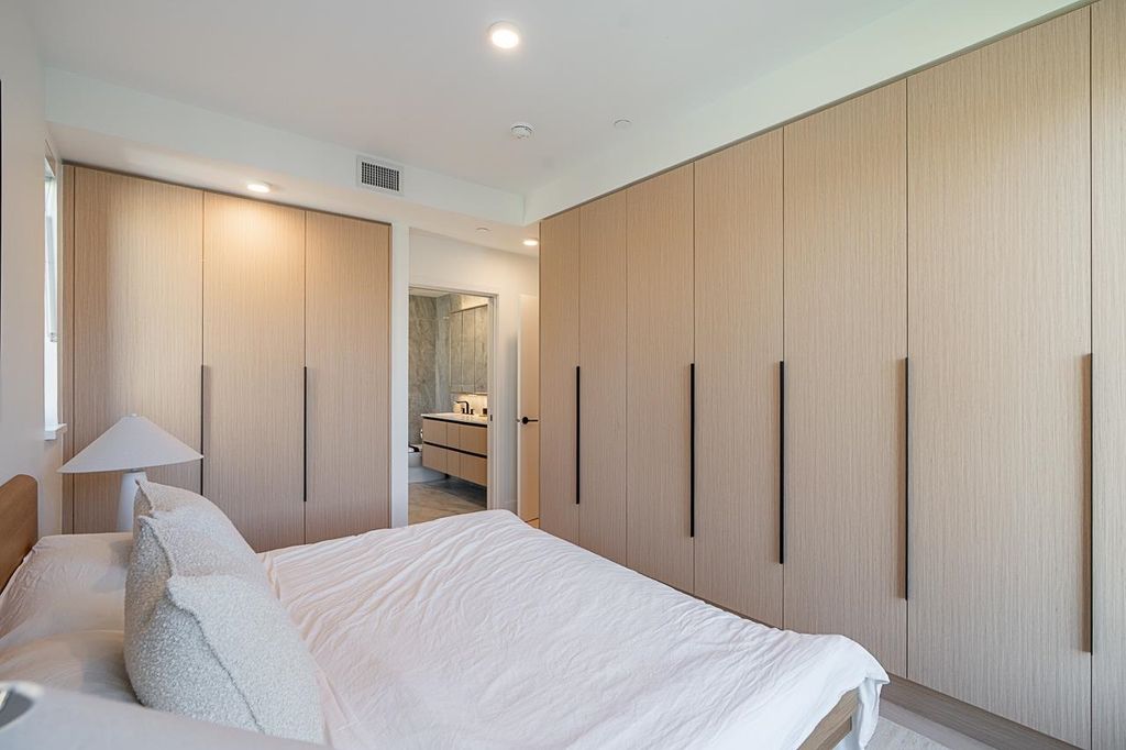 listing image 1105777640665606467