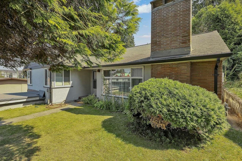 Photo of 2374 Hillside Drive, Abbotsford, BC V2S 3R7 (MLS # R3127271)