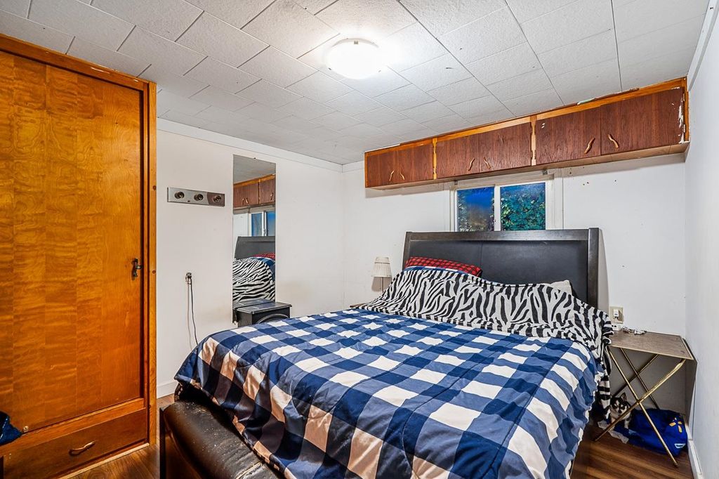 listing image 1104384924385582080