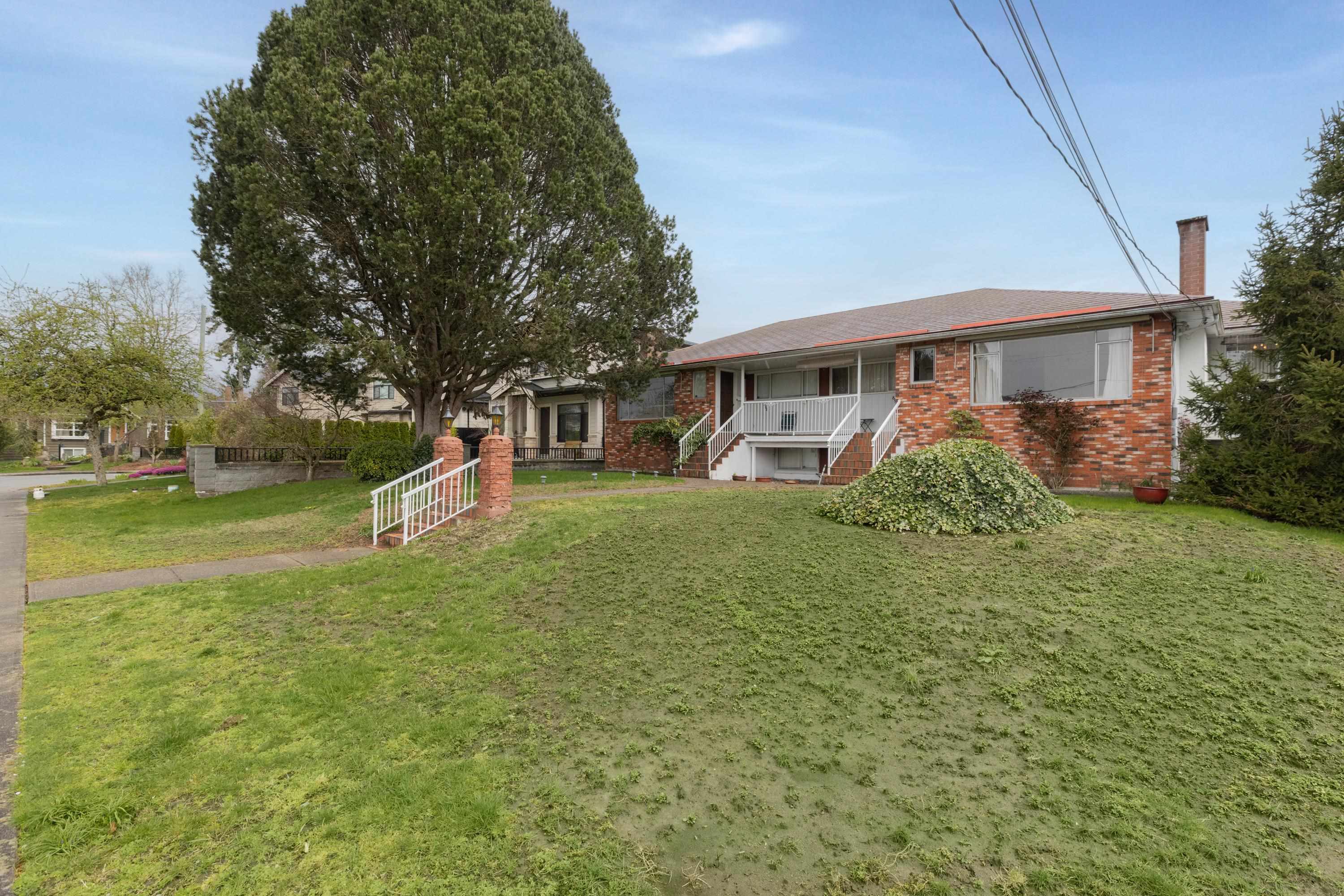 894 Invergarry Avenue