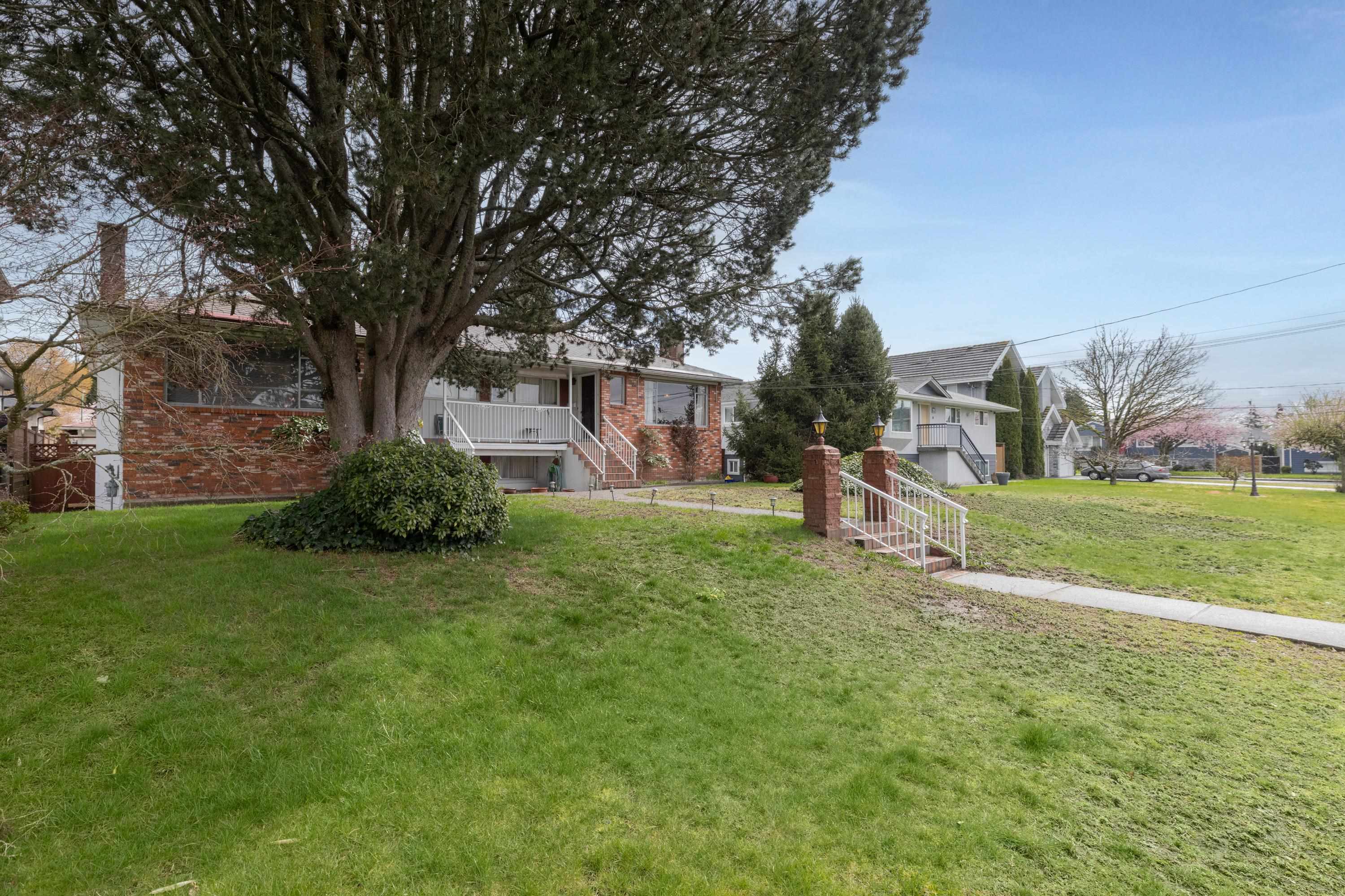 894 Invergarry Avenue