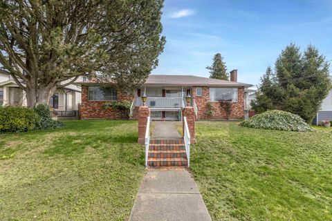 892-894 Invergarry Avenue Burnaby BC V5B 4M8