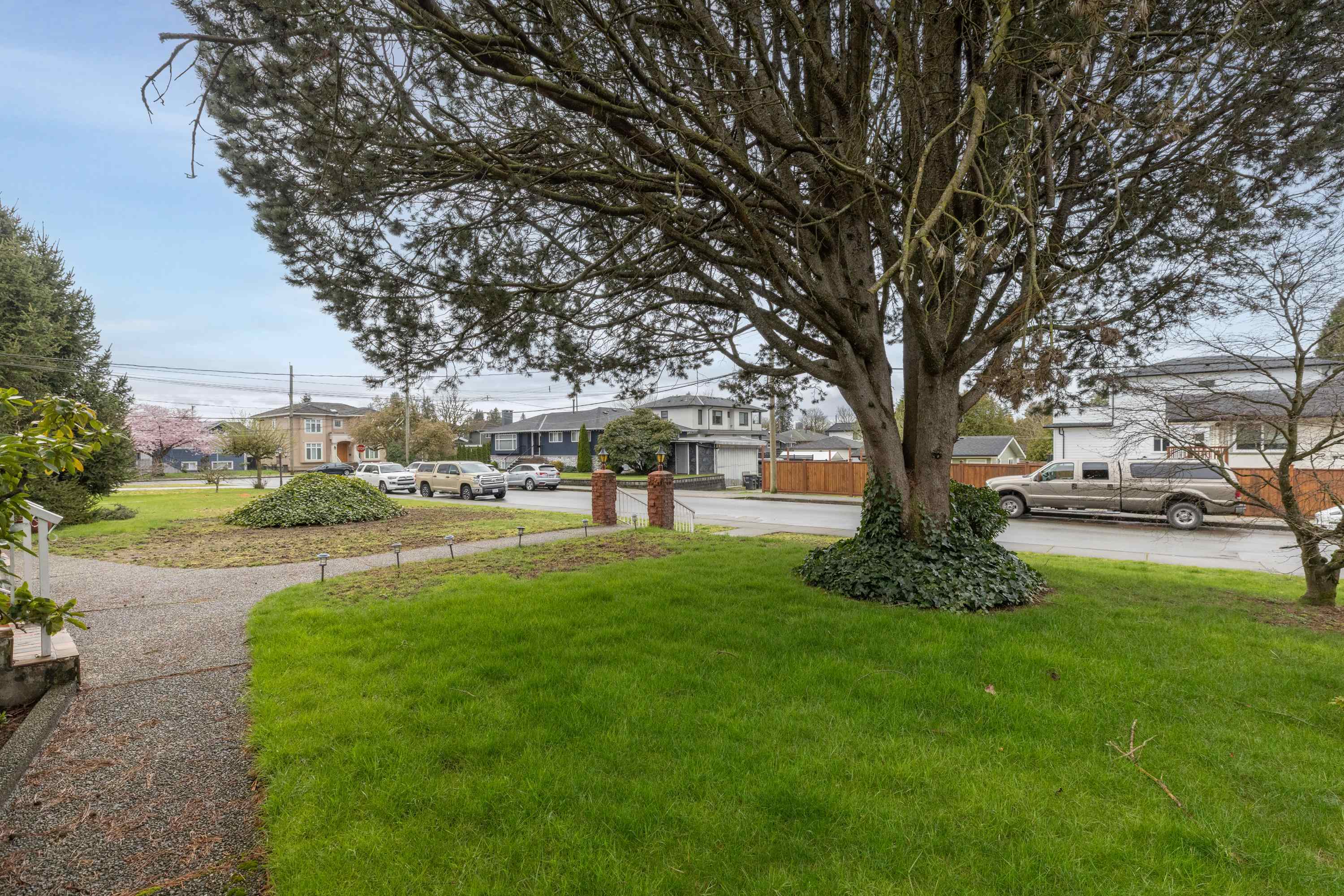 894 Invergarry Avenue