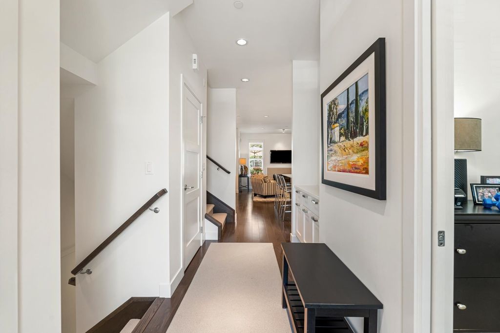 listing image 1104912544666446336