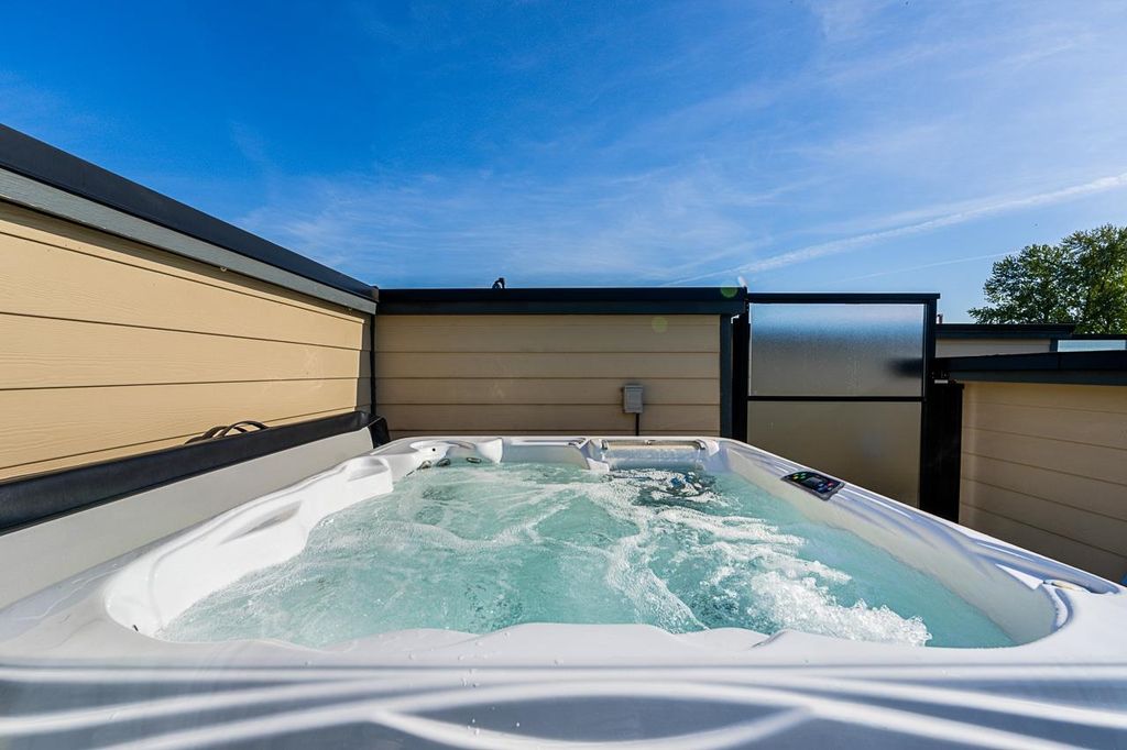 listing image 1101339412260228795