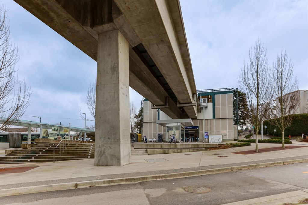 listing image 1108593945735938173