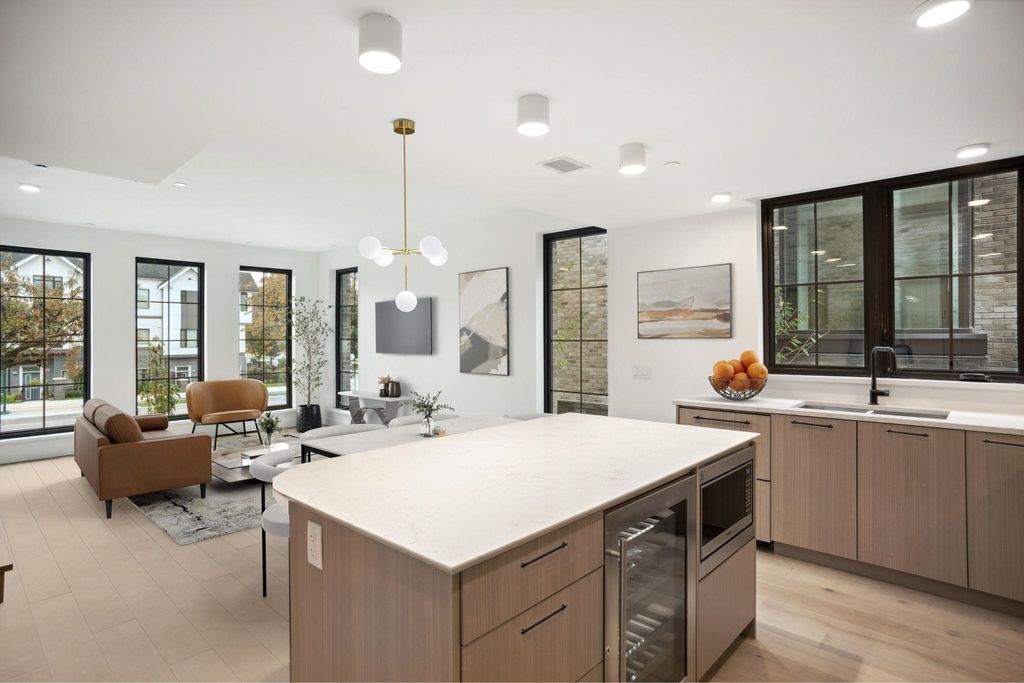 listing image 1102909061600759420