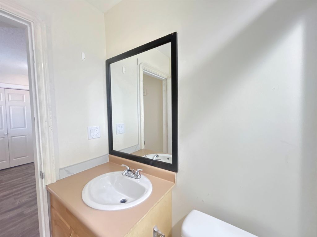 listing image 1106165894121850351