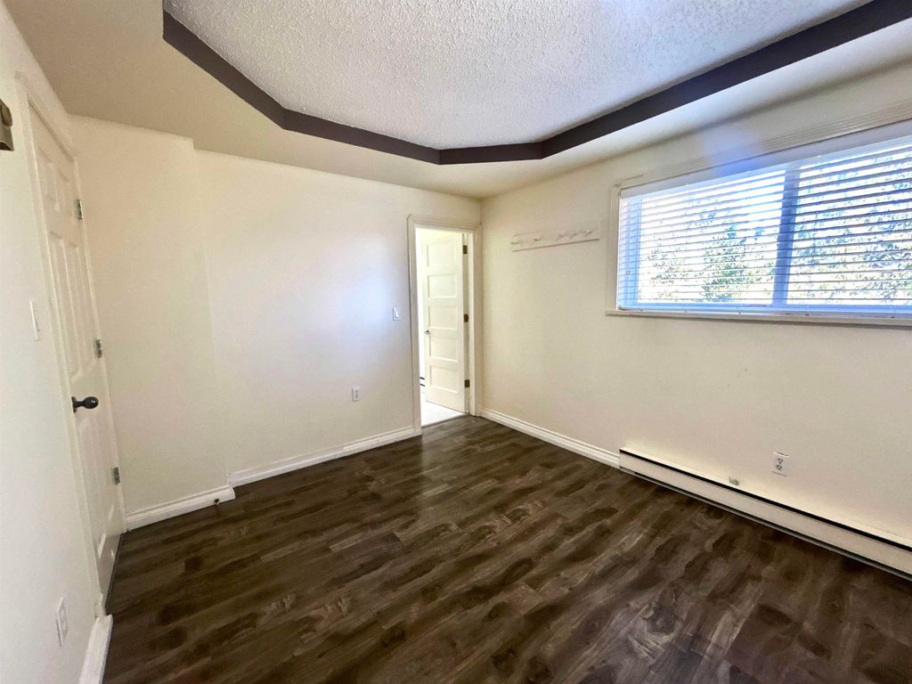 listing image 1102224030596389037