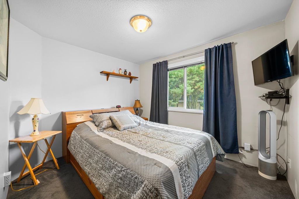 listing image 1102483093143475650