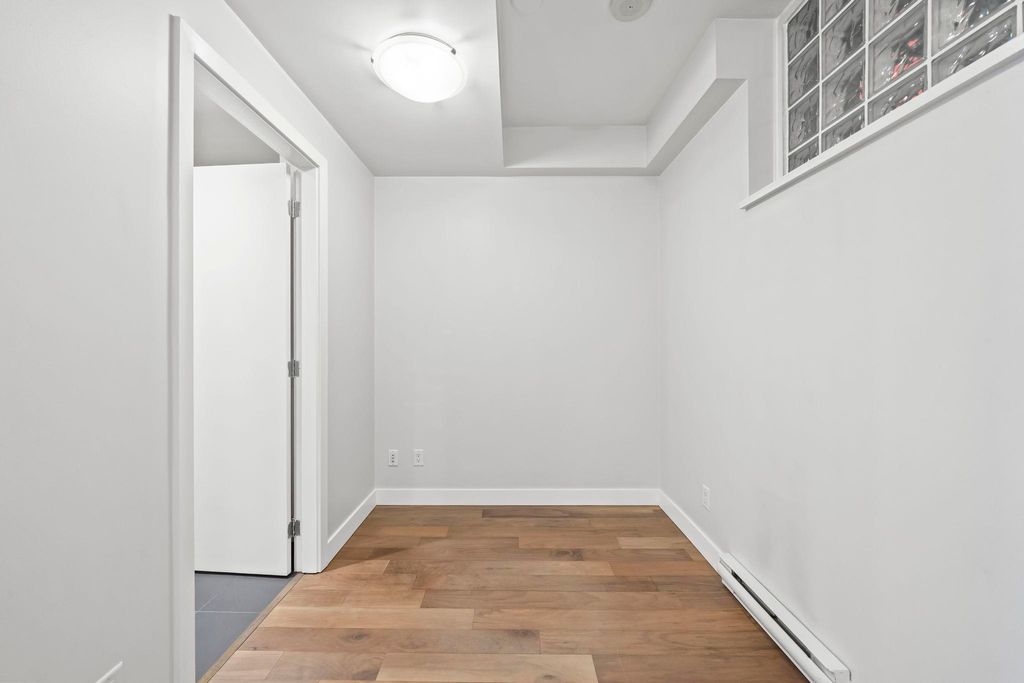 listing image 1104495398283819378