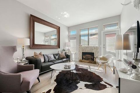 136 W 4th Street D North Vancouver BC V7M 1H5