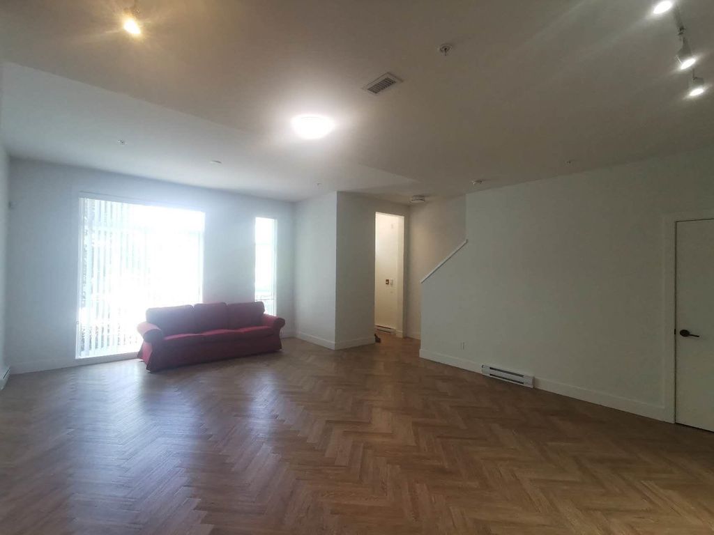 listing image 1101667221780480521