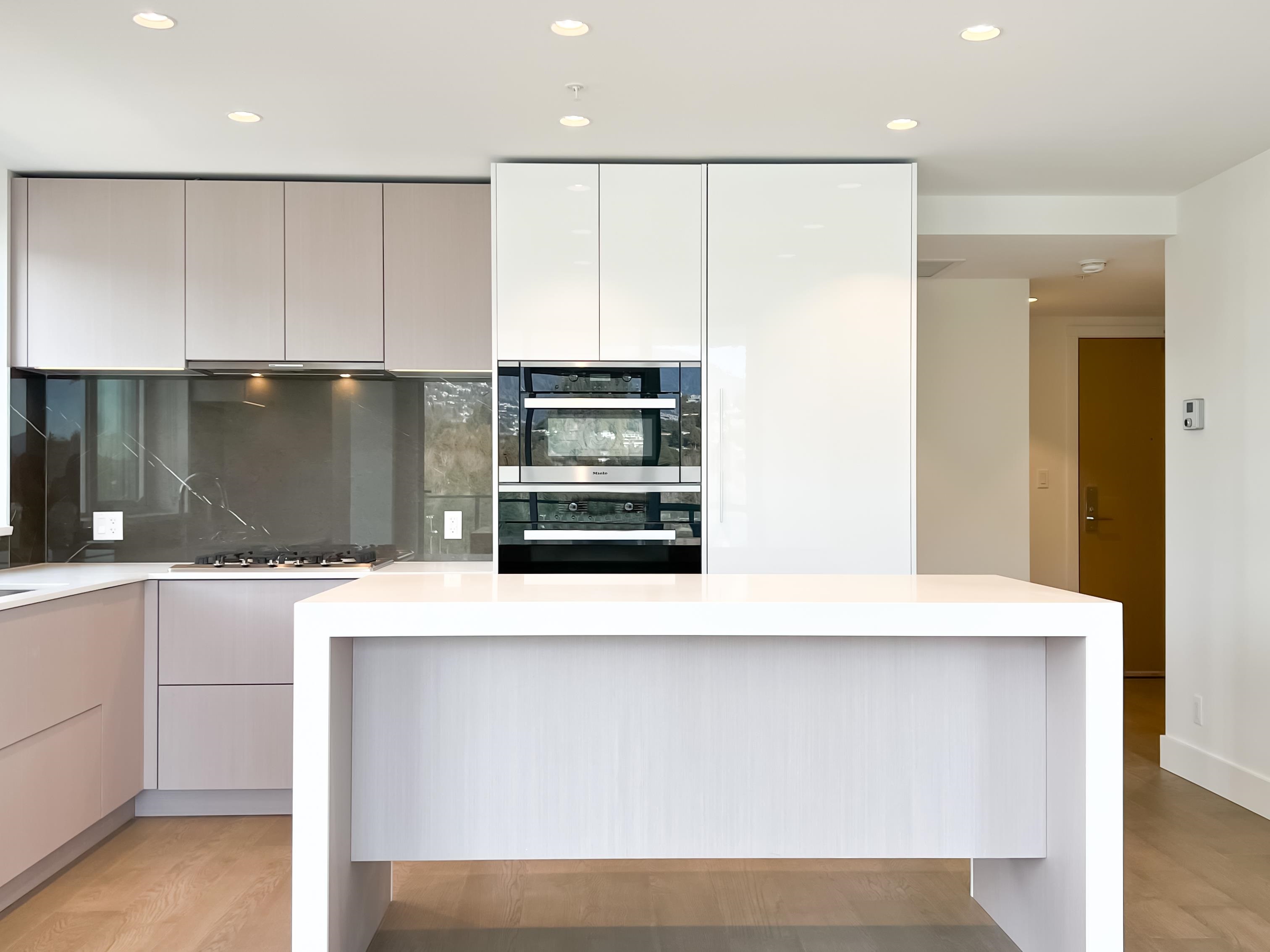 1675 Lions Gate Lane 807