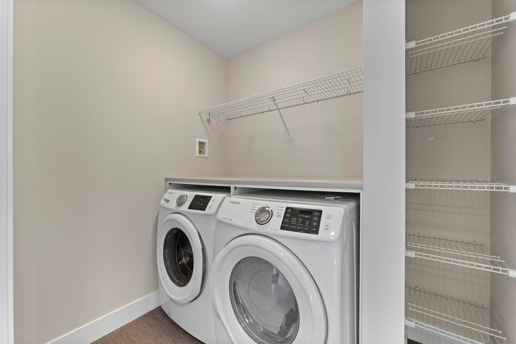 listing image 1107903999860495232