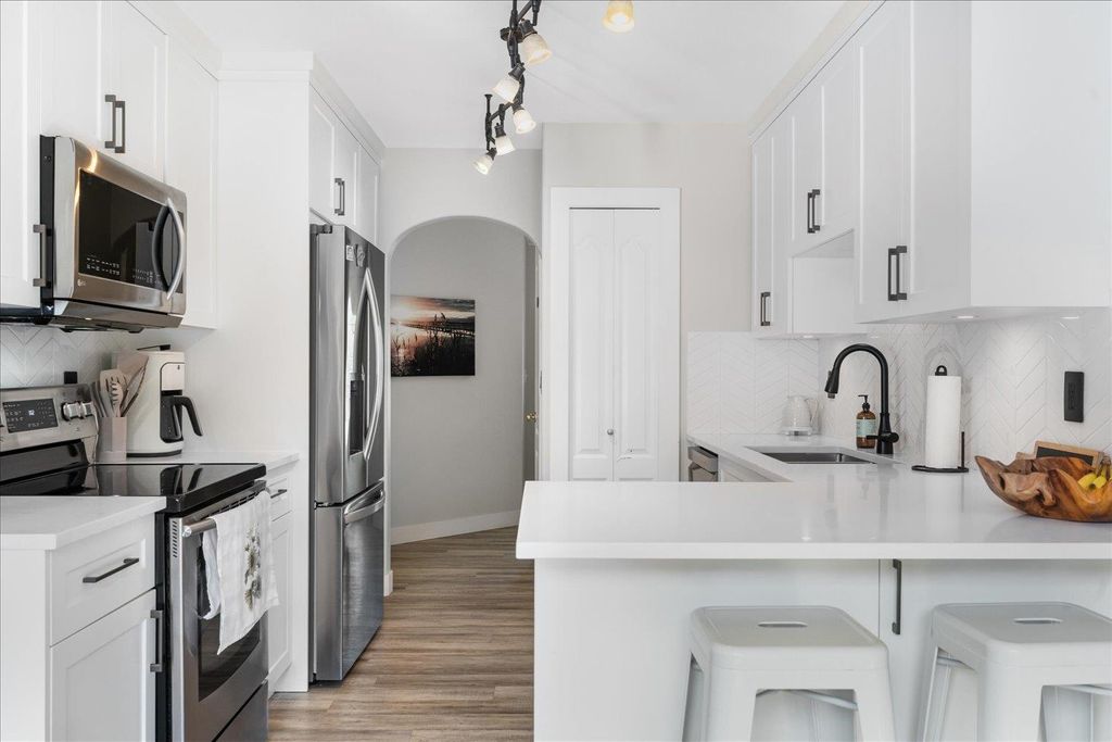 listing image 1106001206984180124