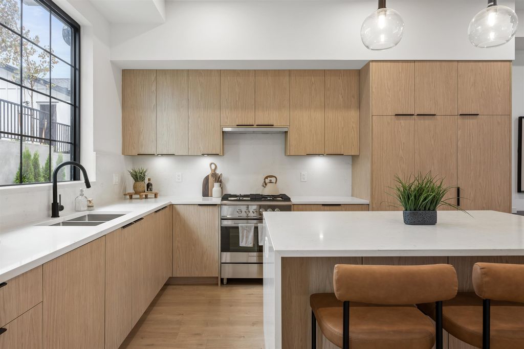 listing image 1102078333375437697