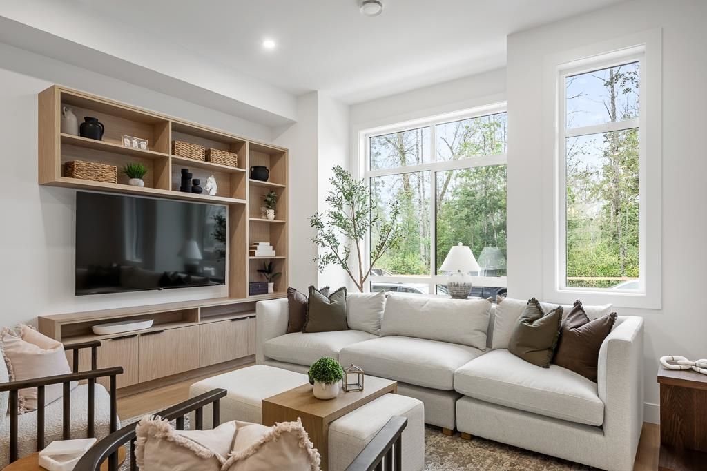 listing image 1109107804576977393
