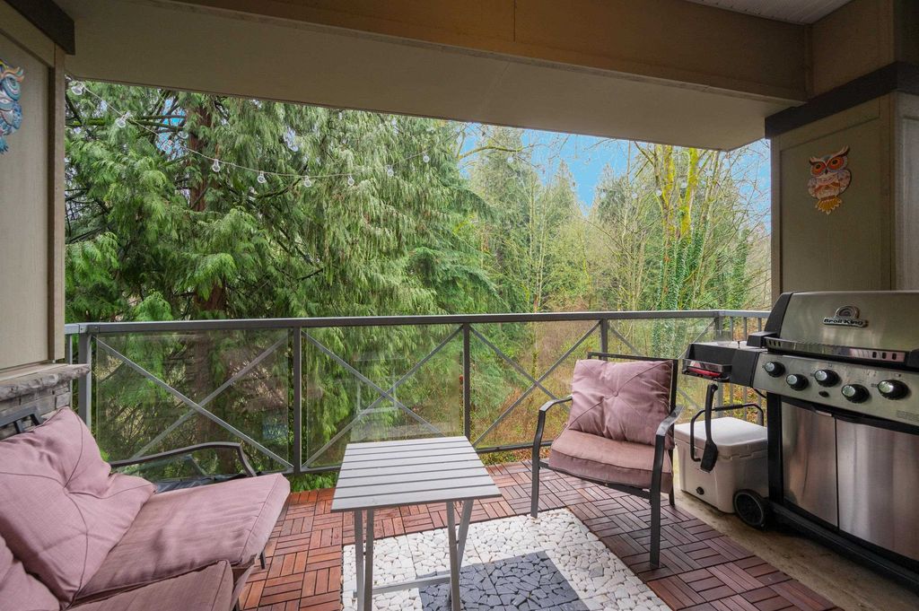 Photo of 33328 E Bourquin Crescent #204, Abbotsford, BC V2S 1Y1 (MLS # R3111310)