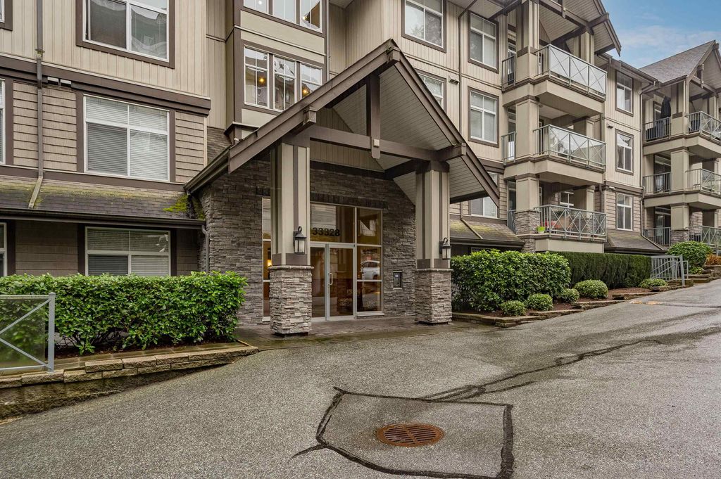 Photo of 33328 E Bourquin Crescent #204, Abbotsford, BC V2S 1Y1 (MLS # R3111310)