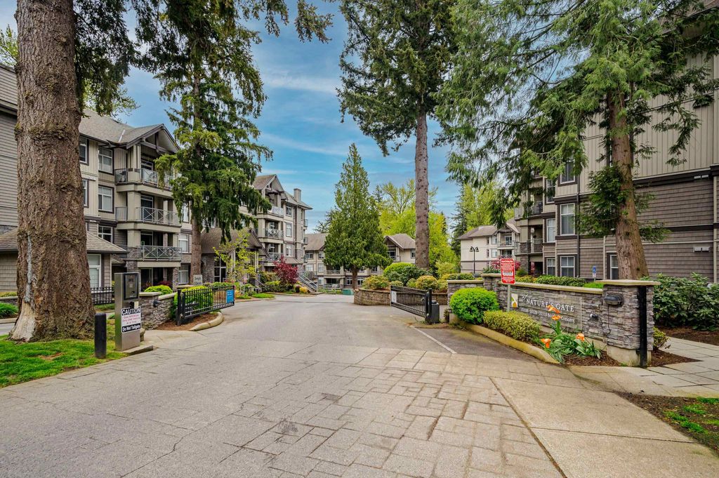 Photo of 33328 E Bourquin Crescent #204, Abbotsford, BC V2S 1Y1 (MLS # R3111310)