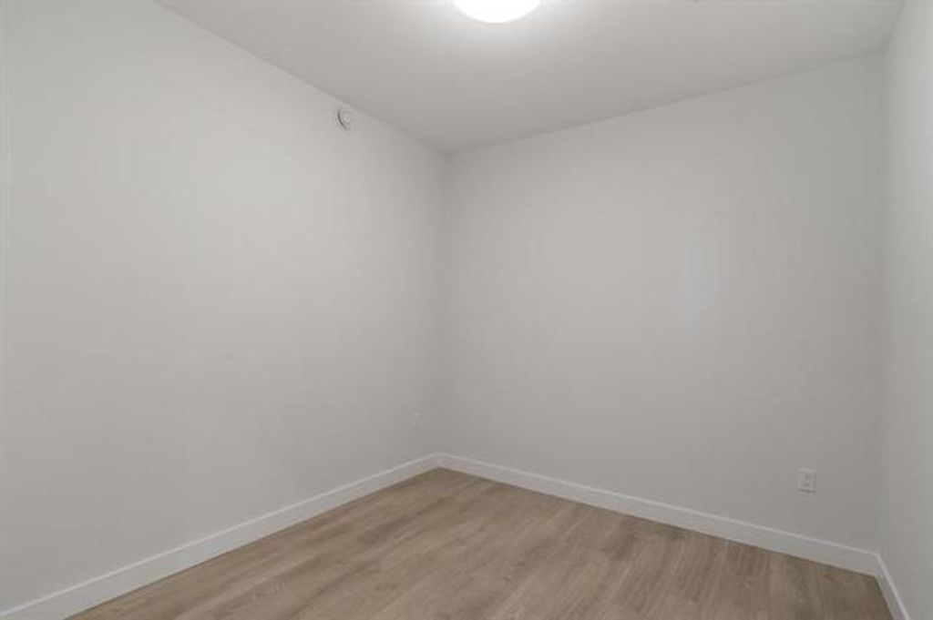 listing image 1104488792992895236