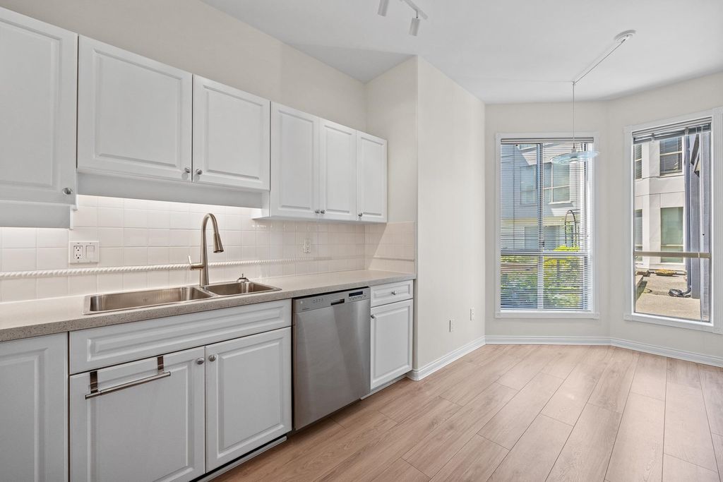 listing image 1102434353032415631