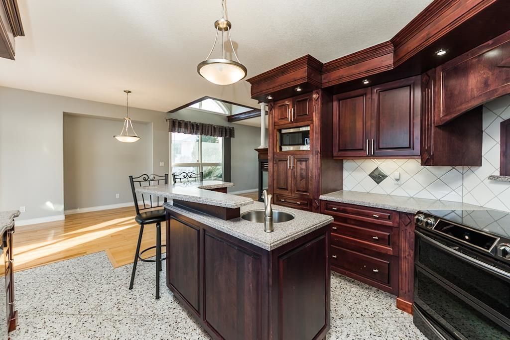 listing image 1104403194952714560