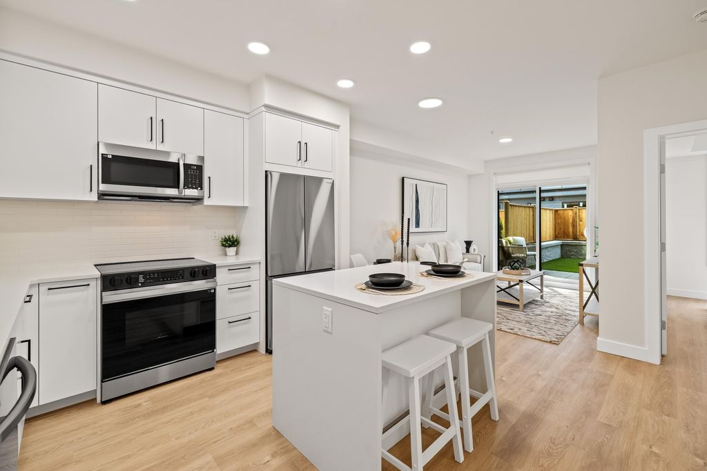 Photo of 33816 South Fraser Way #304, Abbotsford, BC V2S 0P2 (MLS # R3077953)