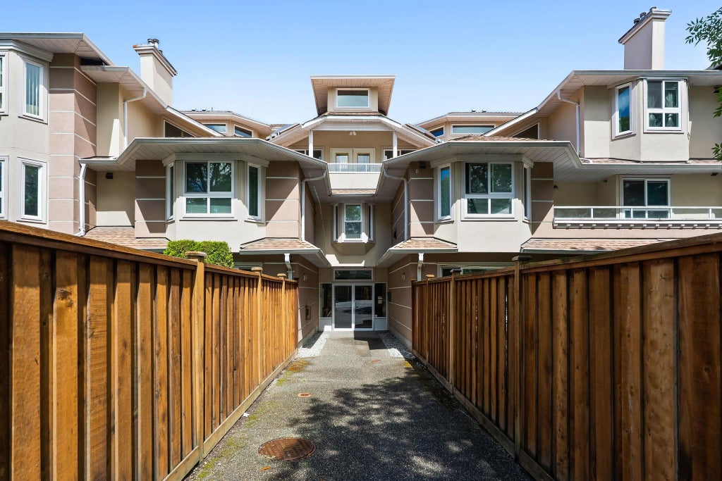 Photo of 19721 64 Avenue #302, Langley, BC V2Y 1L1 (MLS # R3163075)